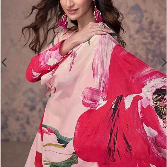Floral Pink Women's Crepe Silk Kurta Set - Picture 3 of 9